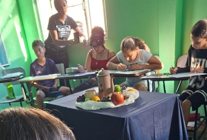 Oficina gratuita de desenho com modelo vivo ao ar livre está com as inscrições abertas em Santos Dumont